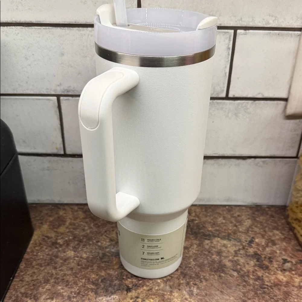 Stanley White Insulated Quencher H2.0 Tumbler with Handle - Picture 4 of 5